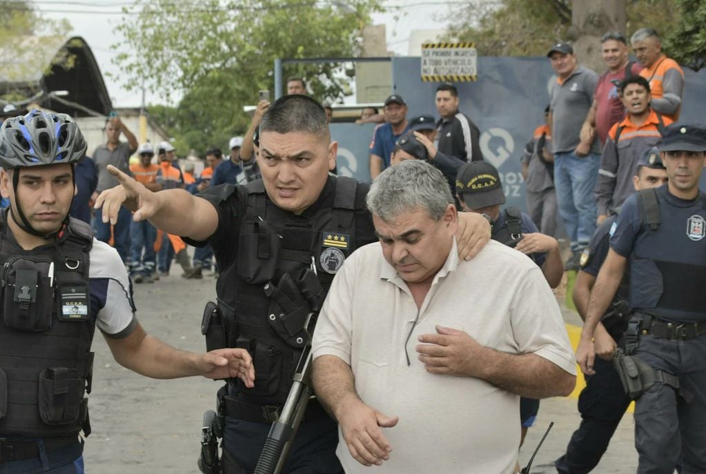 La policía reprimió la protesta que llevan adelante los empleados en el corralón municipal. Foto: Orlando Pelichotti