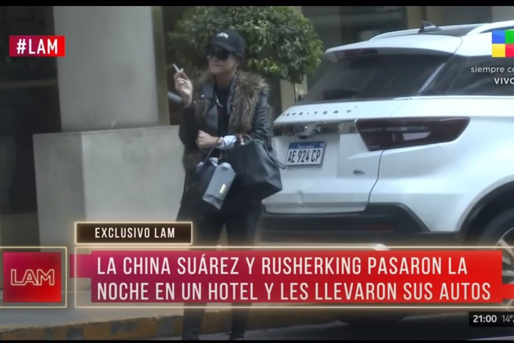 El 24 de mayo de 2022, la China Suárez fumaba un cigarrillo mientras que esperaba que saliera Rusherking y buscaran un taxi (Captura de pantalla).