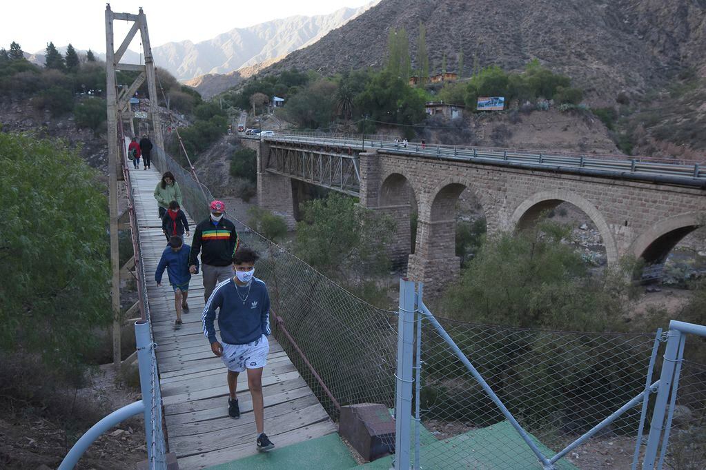 Mucha gente pasea por el puente ubicado en Cacheuta aprovechando las flexibilizaciones dispuestas la semana pasada.