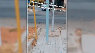 Godoy Cruz se volvió viral por una rampa para discapacitados con tres postes en el medio