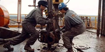 Trabajadores “ricos”. El sector petrolero es uno de los que paga los sueldos más altos del país (DyN/Archivo).