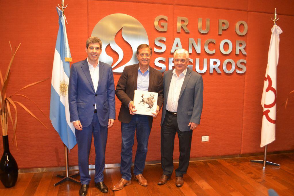 El Gobernador de Mendoza flanqueado por el CEO (izquierda) y el Presidente (derecha) del Grupo Sancor Seguros. Foto: gentileza Sancor Seguros