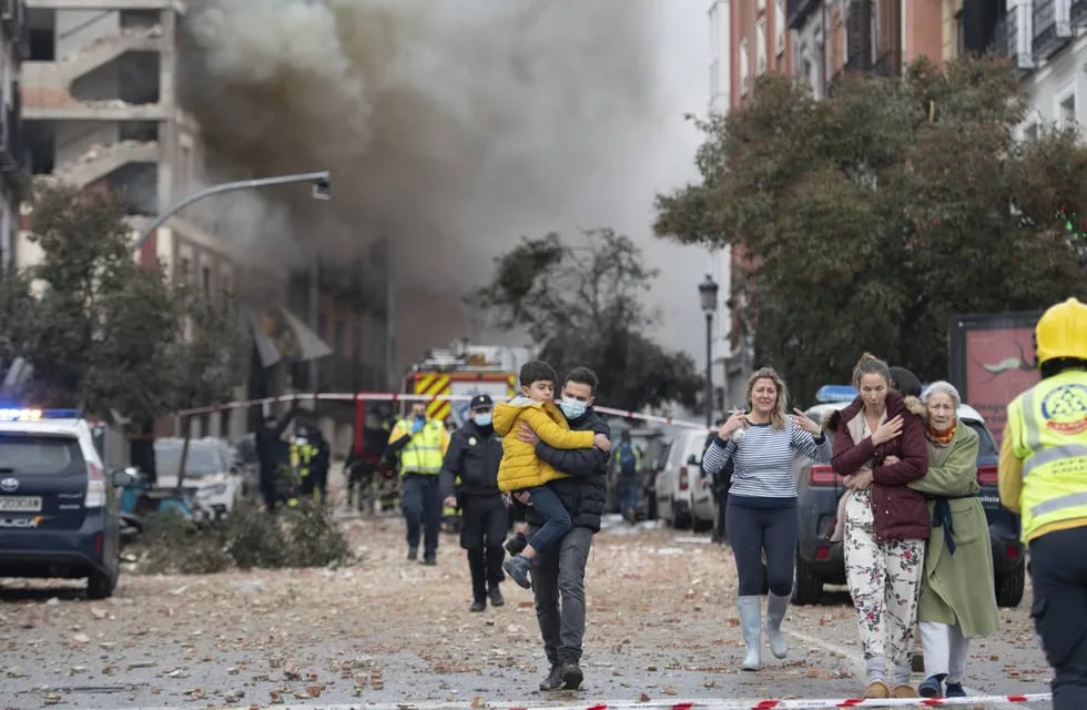 La explosión de un edificio en el centro de Madrid generó pánico entre los ciudadanos, sin embargo, muchos vecinos ayudaron a quitar escombros junto a Bomberos y la Policía.