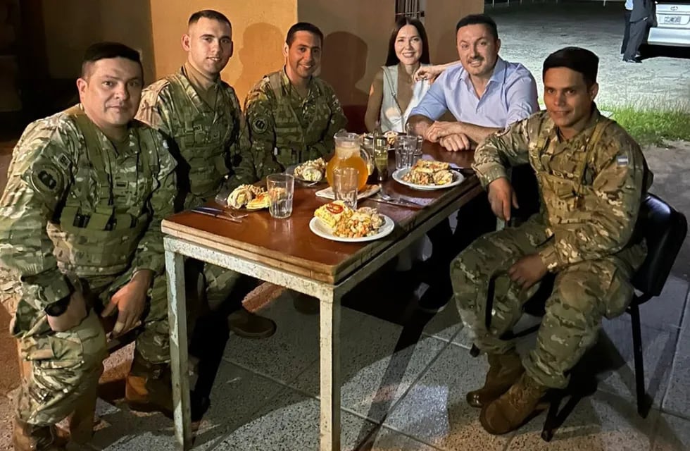 El ministro de Defensa tuvo la cena de fin de año junto a Cristina Pérez en el Colegio Militar.