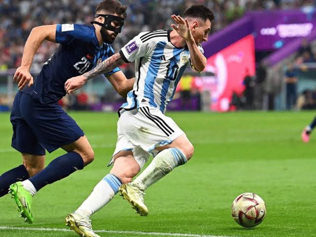 Messi "sacando a pasear" a Gvardiol (Croacia) en el Mundial Qatar 2022. Una jugada para la historia. 