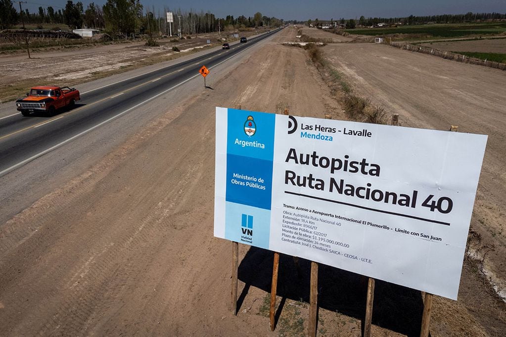 Obras Autopista Ruta Nacional 40

Las obras de la ruta 40 que une Mendoza con San Juan fueron inauguradas hace casi dos meses, pero todavía no se ven avances significativos.  