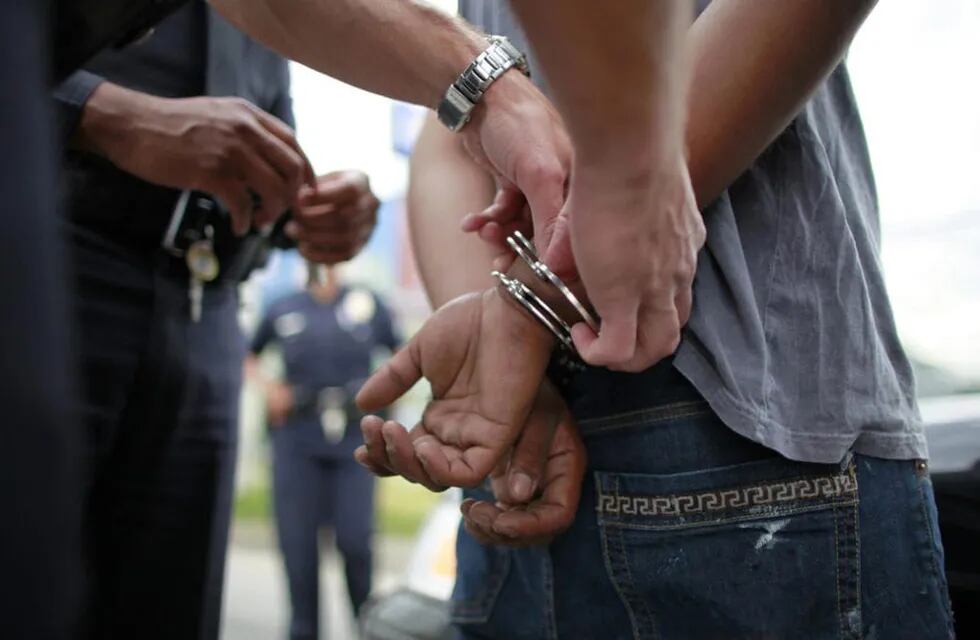 Un hombre de 35 años quedó detenido en Maipú por portar un arma ilegal en su riñonera. Foto: Ministerio de Seguridad