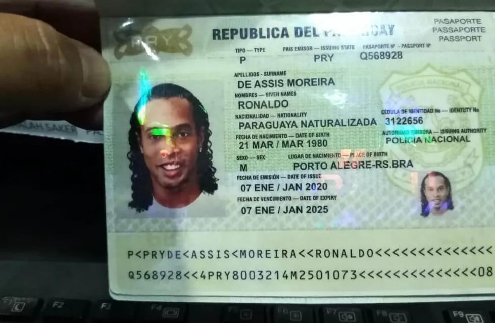 El increíble pasaporte falso por el que detuvieron a Ronaldinho en Paraguay 