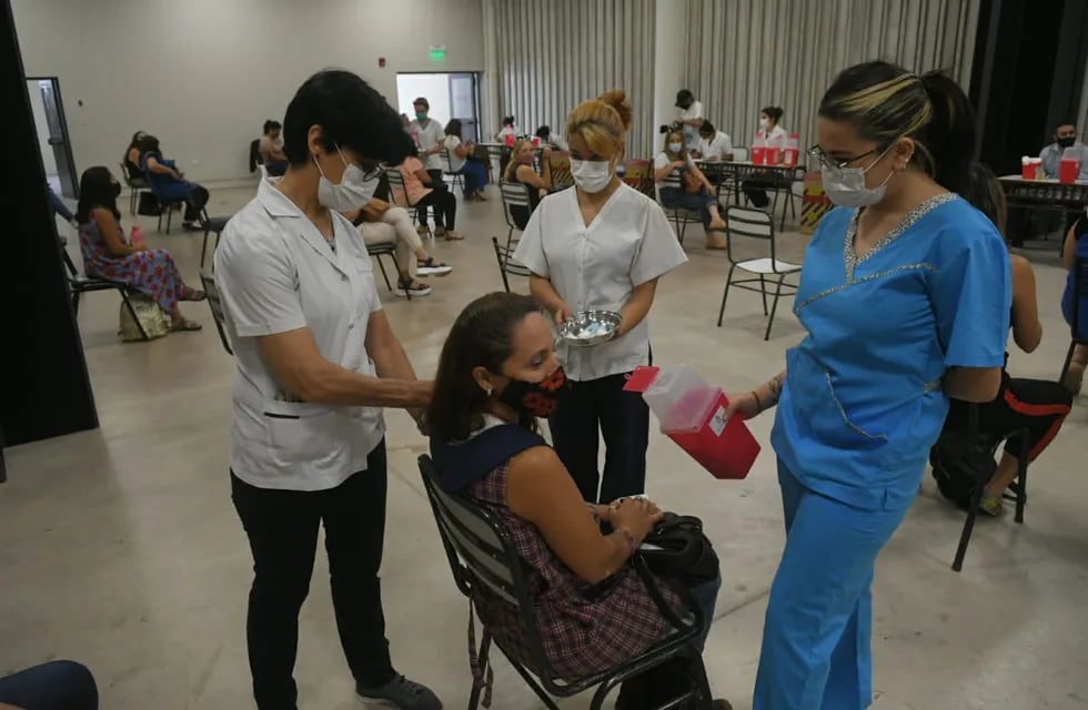 En el Estadio Aconcagua Arena se vacunó a una gran cantidad de docentes, como parte de la campaña para combatir la pandemia de Covid-19. Foto: Ignacio Blanco / Los Andes