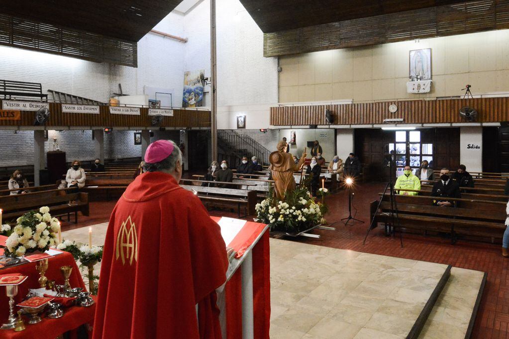Muy pocos fieles pudieron presenciar la misa en conmemoración al Santo Patrono Santiago.
