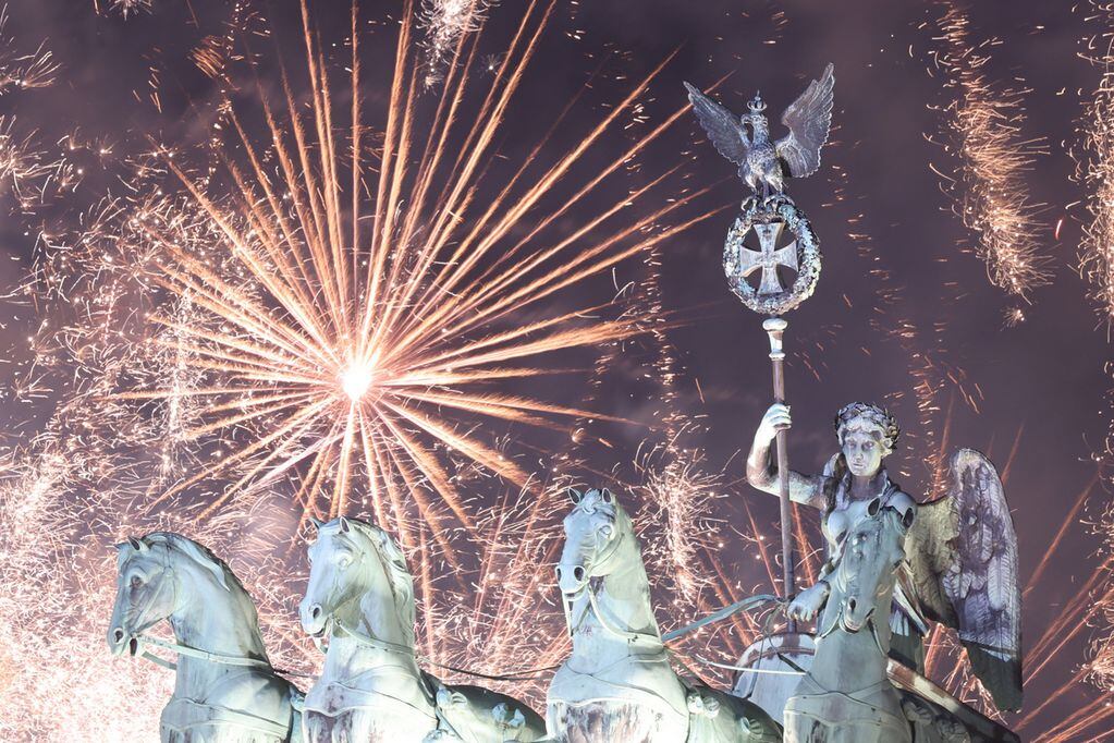 Vista de los fuegos artificiales en la Puerta de Brandenburgo en Berlín, Alemania durante las celebraciones de Año Nuevo. EFE/ Clemens Bilan
