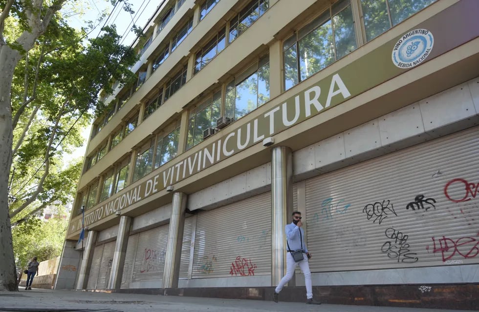Frente del edificio del INV Instituto Nacional de Vitivinicultura ubicado en Av. San Martin de Ciudad