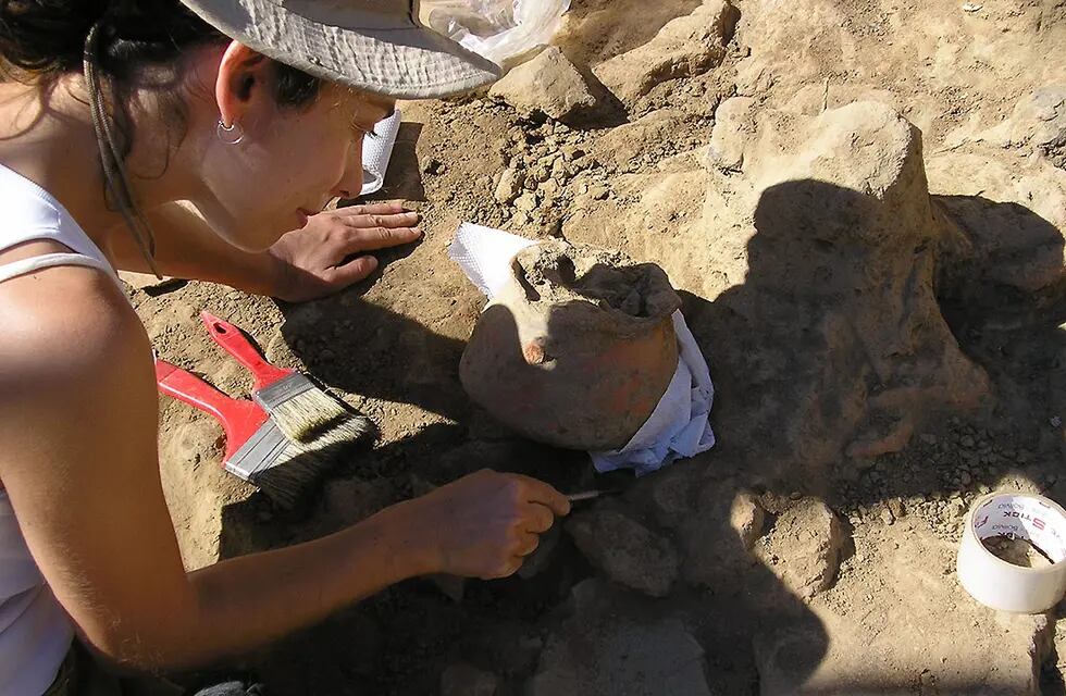 La doctora Prieto, durante una excavación arqueológica, encaminada a ver cómo era la cerámica producida hace 2.000 años.
