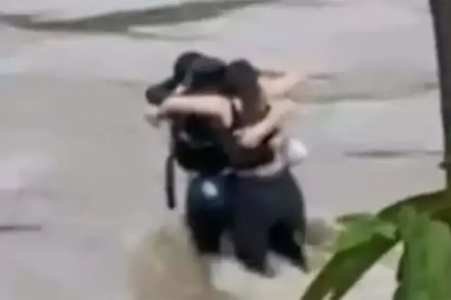 El dramático abrazo final de tres amigos antes de ser arrastrados por la corriente en Italia (Captura de video).