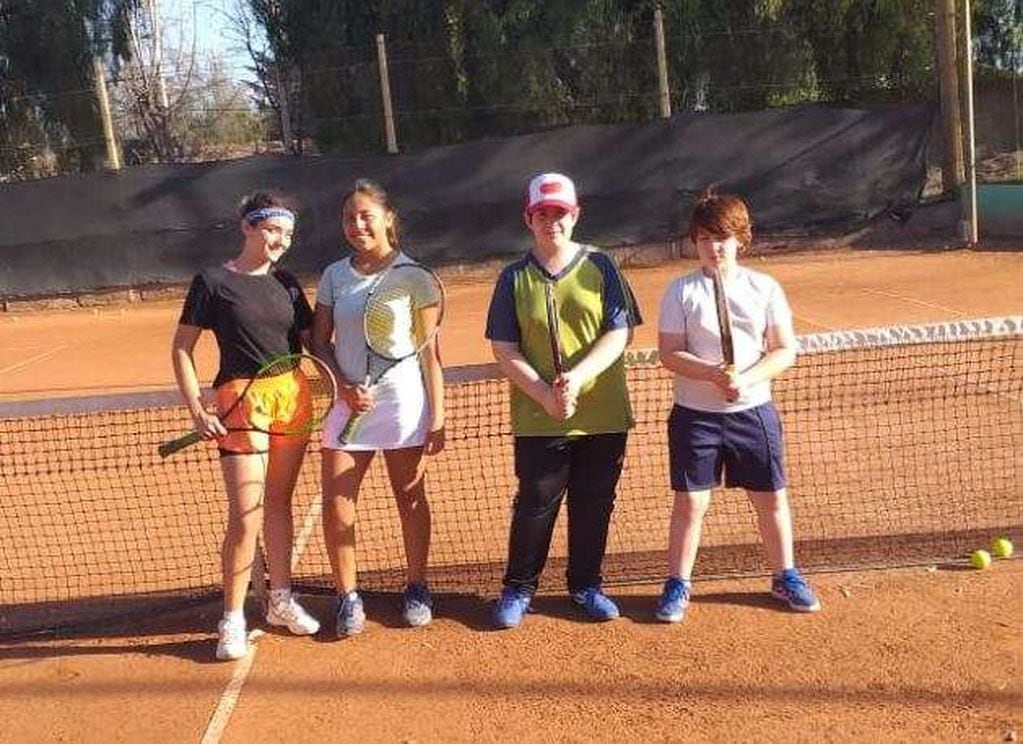 
    Jockey Tenis recién comienzan con el mini tenis y las niñas y niños se entusiasman.
   