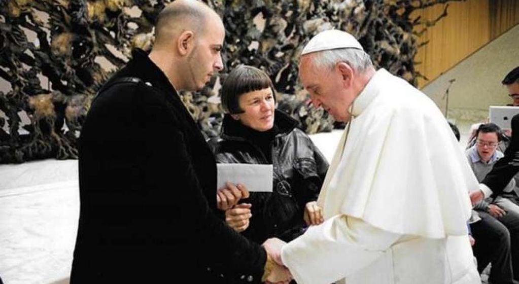
    La foto aportada por La Rete del momento en que el Papa recibe la carta con los nombres de las 11 personas denunciadas en Verona - Foto: La Rete.
   