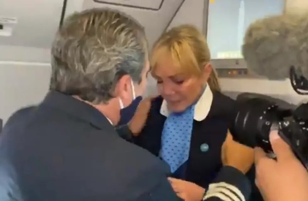 Carla Herrero, tripulante de Aerolíneas al aterrizar hoy en Ezeiza.