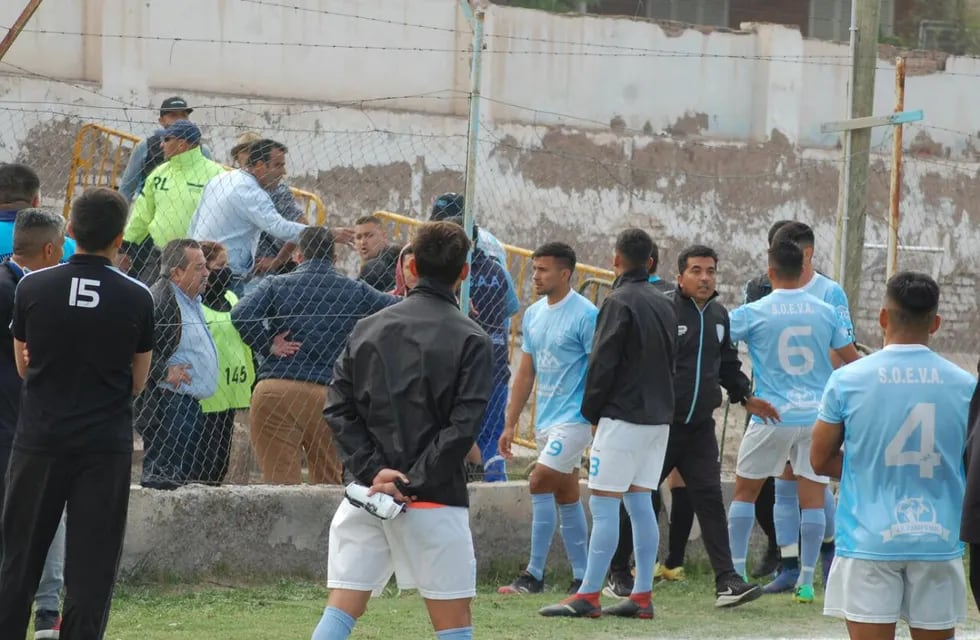 La historia de nunca acabar. Hace un tiempo, en la previa del partido entre el Boli y Gutiérrez hinchas locales amenazaron y agredieron a la delegación visitante. Y el partido se jugó igual.