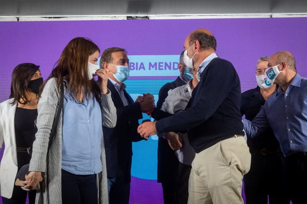 Josefina Canale y Rofolfo Vargas Arizu en el Búnker de Cambia Mendoza luego de las primarias tiempo atrás. Ahora criticaron a Suárez por la firma del pacto fiscal. 