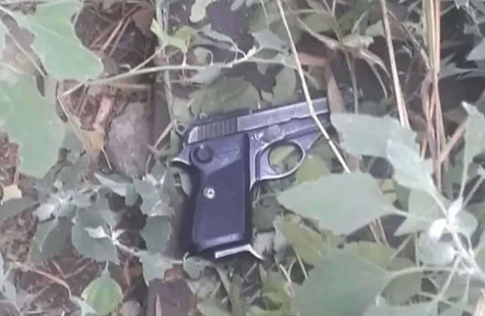 La pistola automática con que el delincuente habría disparado fue encontrada en un descampado del barrio Malvinas Argentinas - Gentileza La Voz.