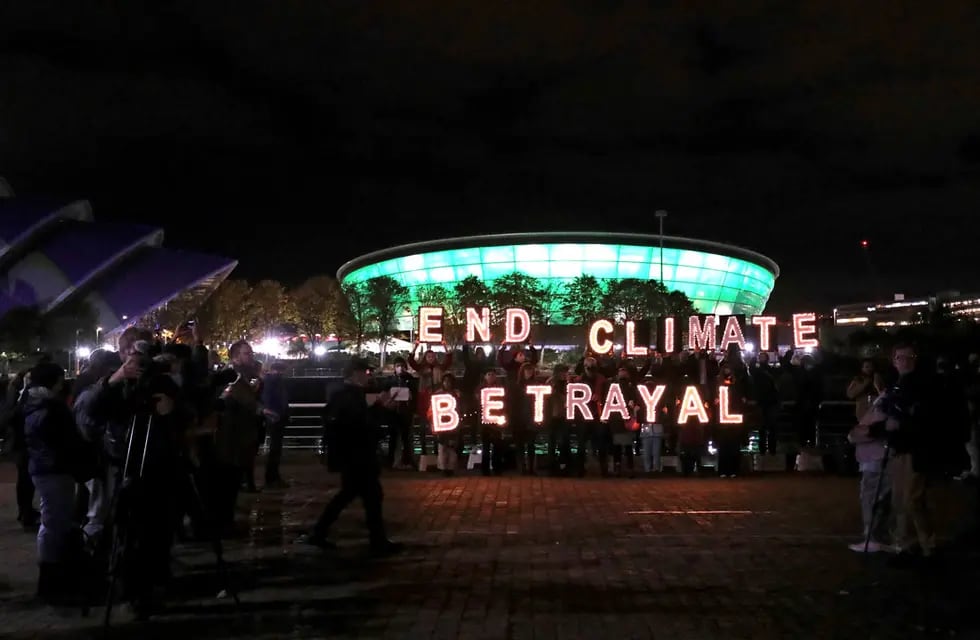 "Terminen con la traición climática", una de las consignas de la Cumbre de las Naciones Unidas contra el Cambio Climático en Glasgow, Escocia. (AP)