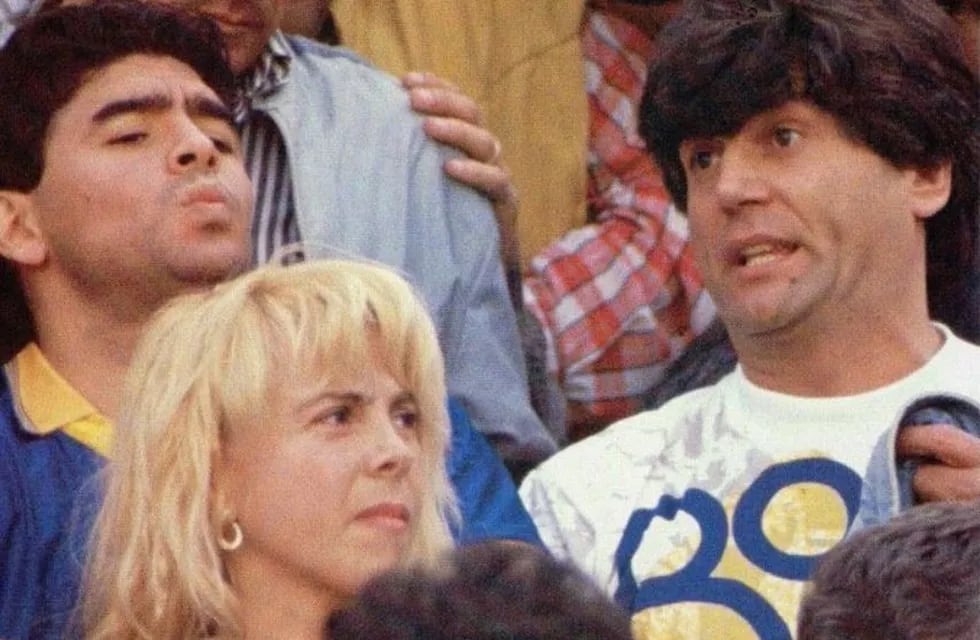 Diego Maradona, Claudia Villafañe y Carlín Calvo en La Bombonera. / Clarín