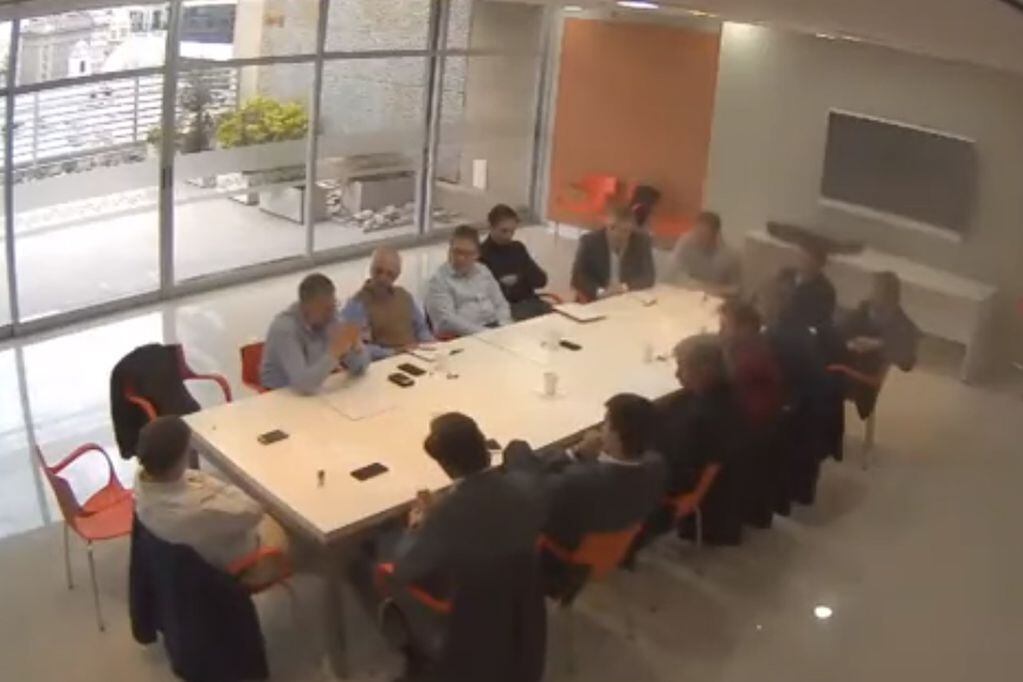 La reunión donde se habló de armar causas judicial y que se muestra en el video (Captura de video).