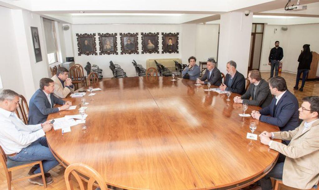 El gobernador Rodolfo Suárez, el vicegobernador Mario Abed y el ministro de Economía y Energía, Enrique Vaquié junto a los representantes de Bodegas de Argentina.