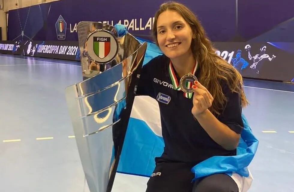La mendocina Valentina Martínez posa con su medalla y el trofeo de Salerno campeón de la Supercopa de Italia./ Facebook PDO Salerno
