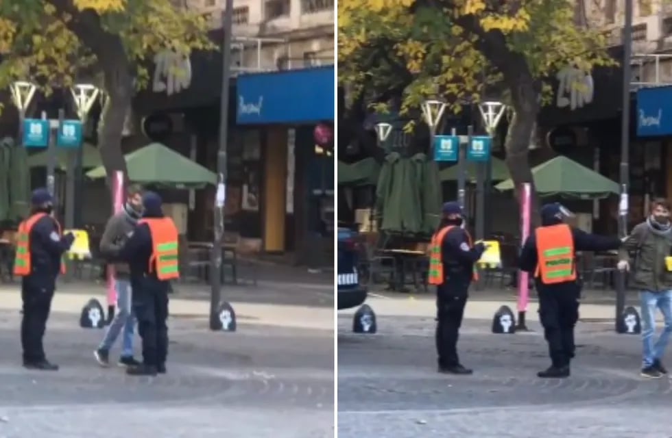 Un joven sorprendió a dos policías y les regaló café y tortitas.