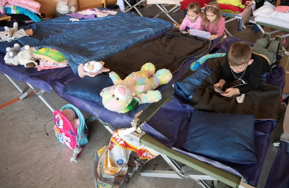 Niños refugiados de Ucrania en el refugio de emergencia  en Bad Kreuznach, Alemania (Boris Roessler/dpa via AP)