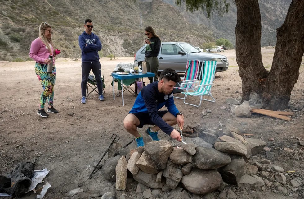 Defensa Civil advirtió no encender fuego en lugares prohibidos y, en los habilitados, rodearlo de rocas. Foto: Ignacio Blanco / Los Andes