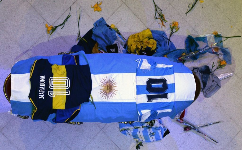 Así luce el cajón donde descansan los restos de Diego Maradona, durante el velatorio oficial en la Casa Rosada. (Presidencia)
