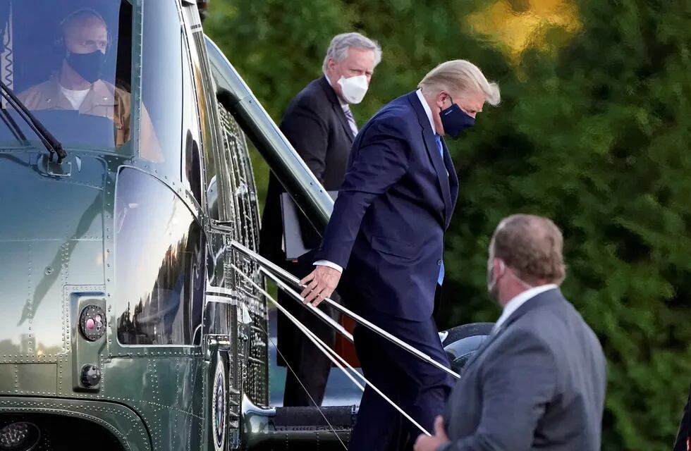El presidente de EEUU, Donald Trump, fue hospitalizado tras dar positivo en coronavirus y llegó al lugar por sus propios medios.