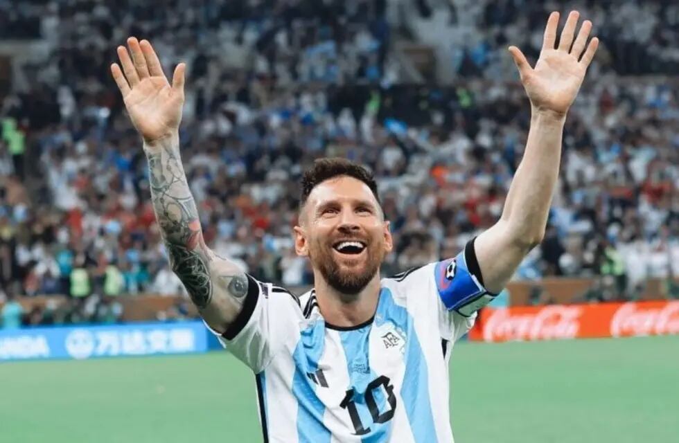 Lionel Messi y el saludo a su familia tras coronarse como campeón del mundo en 2022.