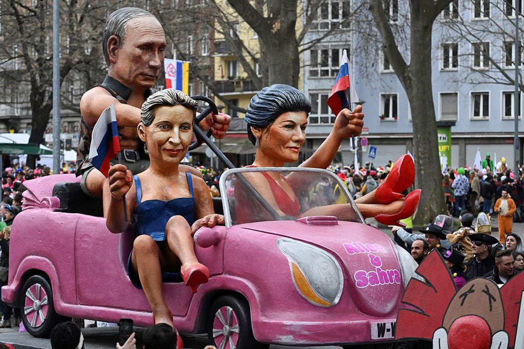 Carnaval en Alemania. Una carroza que representa "Barbies y Ken", con los personajes del presidente ruso Vladimir Putin, a la izquierda, Alice Weidel (Alternativa AfD para Alemania), al centro, y Sahra Wagenknecht (BSW Bündnis Sahra Wagenknecht) recorre las calles durante la Desfile. AP