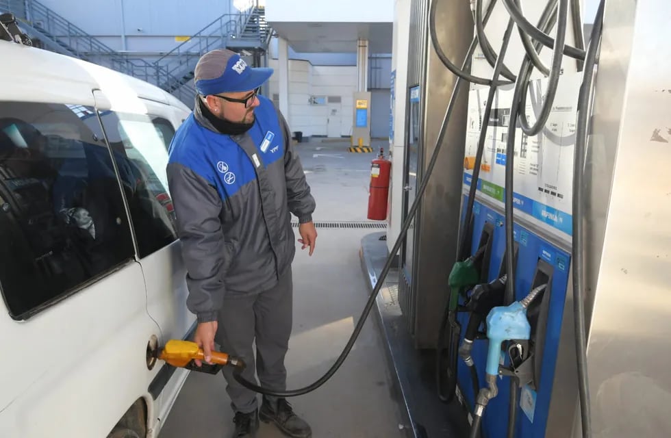 YPF aumentó nuevamente el precio de sus combustibles.  Foto: Ignacio Blanco / Los Andes