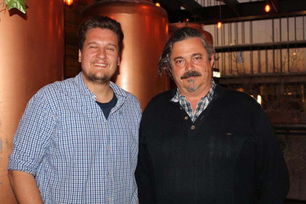 Alessandro Conti, maestro destilador, junto a Juan Roby, uno de los creadores de Gin Kunuk 5973. 