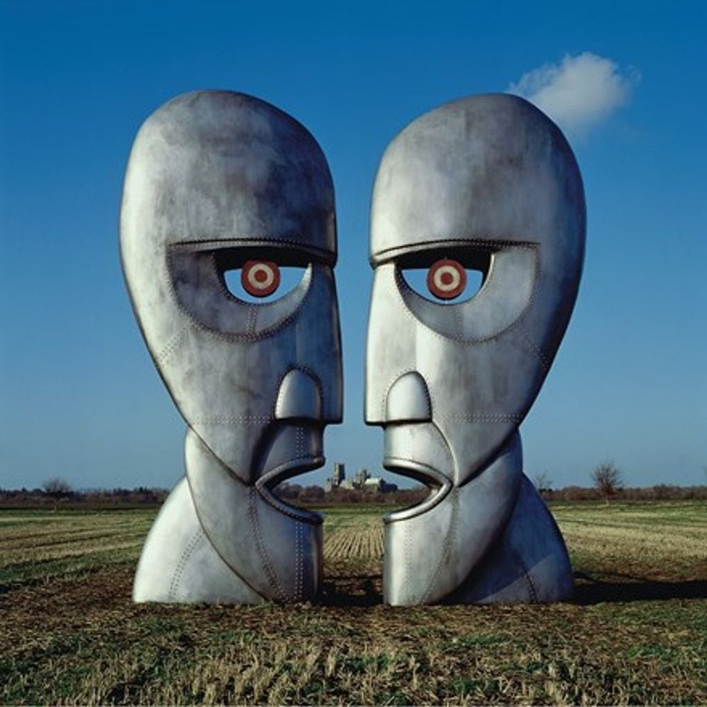Portada del disco, diseñada por Storm Thorgerson. Es la fotografía de dos esculturas metálicas gigantes que representan a dos cabezas enfrentadas.