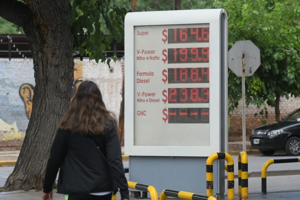 Las estaciones de servicio de Shell y Axion actualizaron los precios. Una céntrica ya muestra los nuevos valores. Foto: Ignacio Blanco