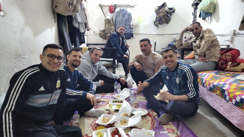 Alfombra y comida en el suelo, una tradición árabe. Los cuatro mendocinos durmieron en un búnker militar en la peligrosa frontera entre Irak y Jordania. "Messi y Maradona" fueron las palabras mágicas para recibir tanta hospitalidad.