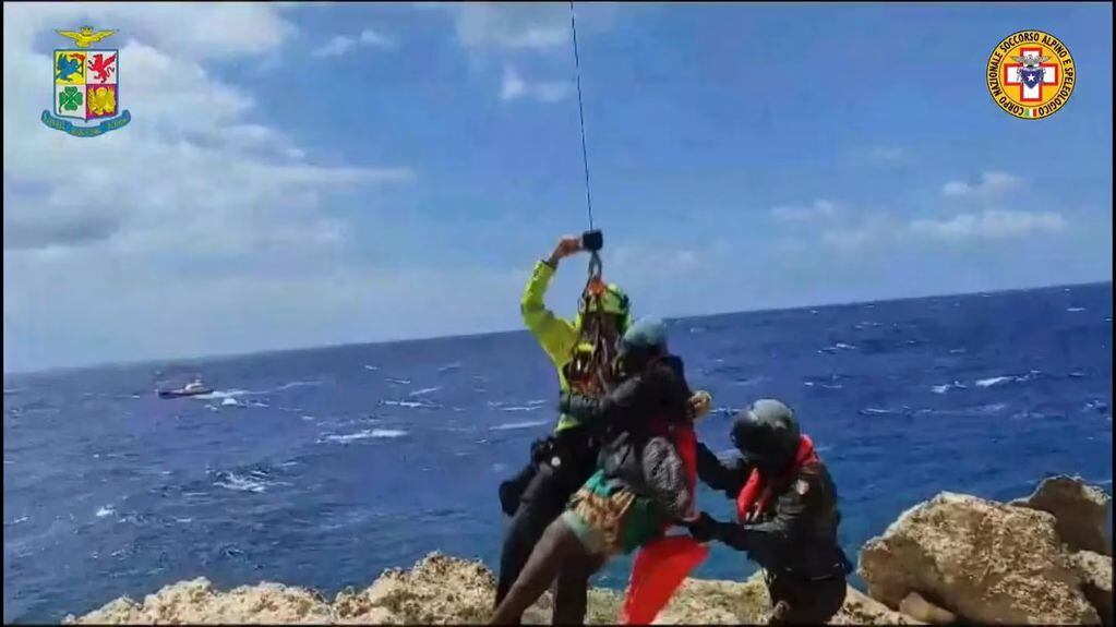 Tragedia en el Mar Mediterráneo: un naufragio dejó al menos 41 Personas muertas cerca de Italia. Foto: TN.