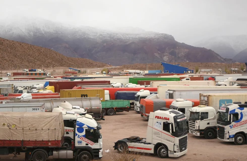 Unos 600 vehículos de carga aguardan en Uspallata que las condiciones climáticas mejoren y se habilite el paso. Foto: Marcelo Rolland / Los Andes