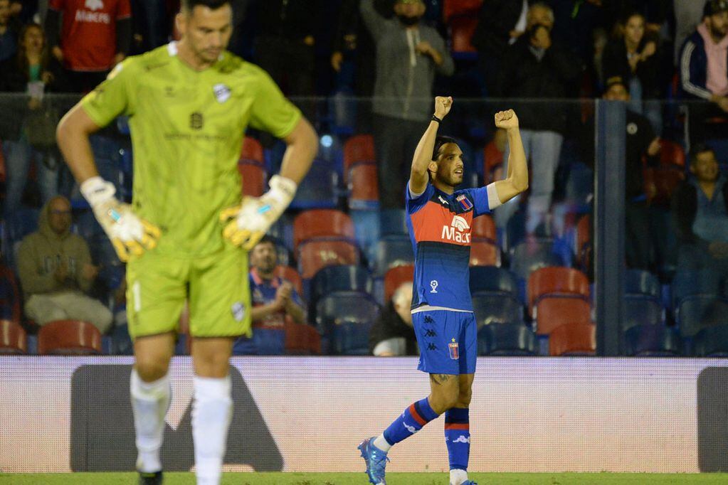 Pablo Magnín festeja uno de los goles de Tigre en el partido con Platense, por la Copa de la Liga Profesional. (Fotobaires)
