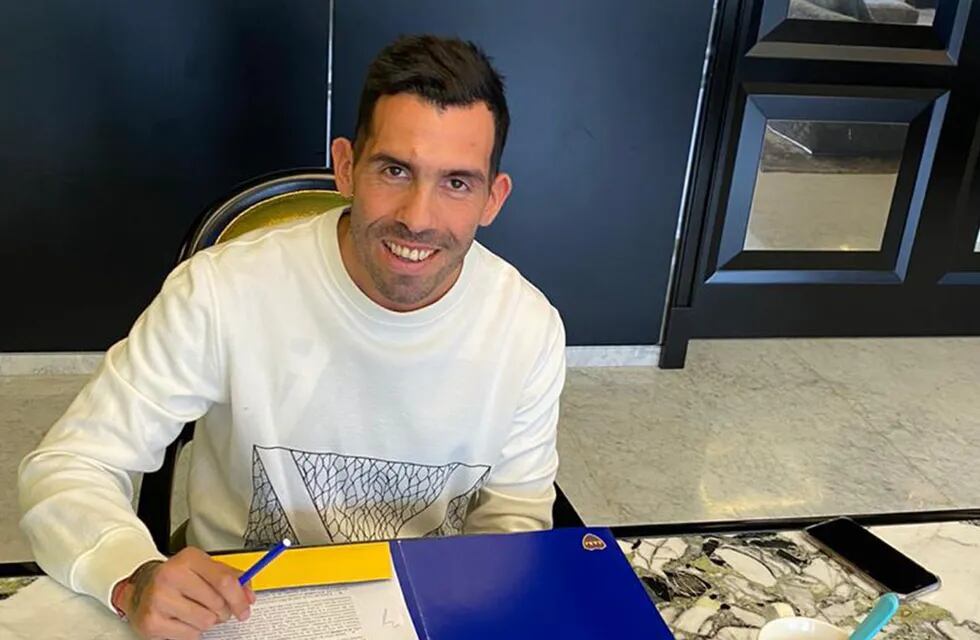 Carlitos Tevez firmó el contrato con Boca en su casa. / Gentileza.