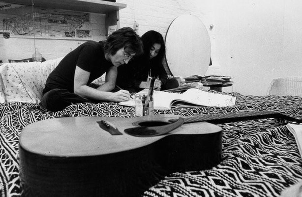John Lennon escribiendo en la cama con su pareja Yoko Ono. / Archivo