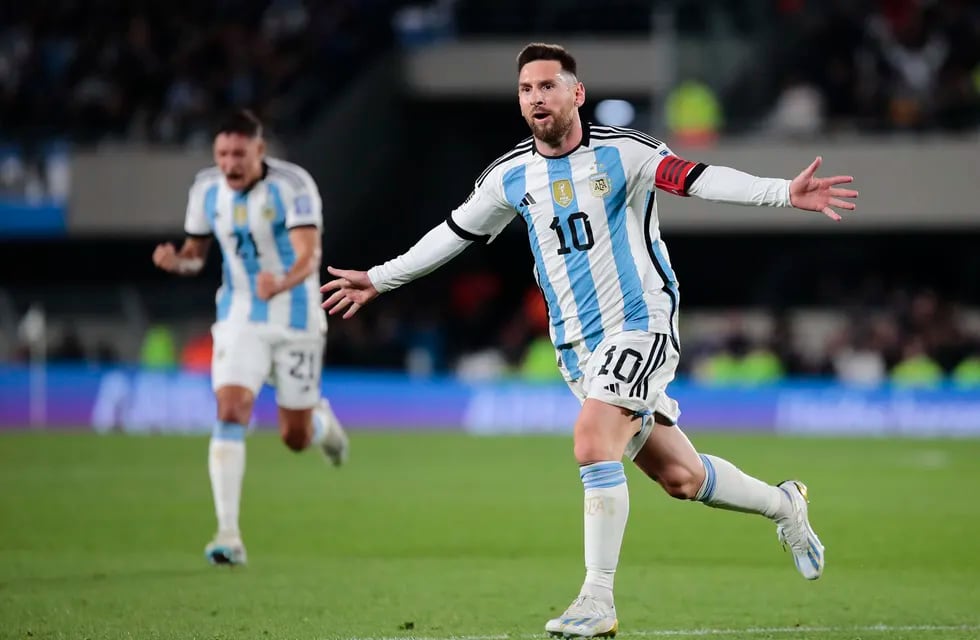 Lionel Messi festeja su gol de tiro libre ante Ecuador por la primera fecha de las Eliminatorias Sudamericanas.