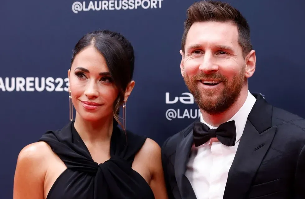 Lionel Messi con Antonella en la ceremonia.