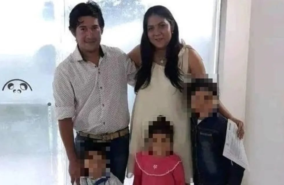 Daniela López (28) y el agresor Gabriel Gutiérrez (26) junto a sus hijos - Foto Clarín