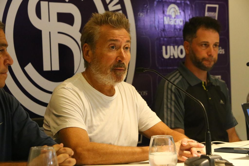 Daniel Vila, presidente del club aseguró que habló con la dirigencia de San Lorenzo y le dijo; "el jugador es intransferible".